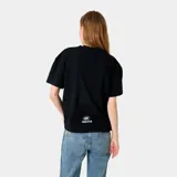Camiseta Eme Studios negra de corte boxy fit, con cuello redondo y estampado gráfico frontal con el nombre de la marca en color blanco.