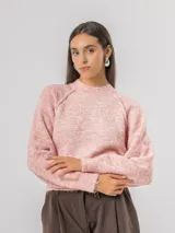 Sweater de punto con diseño amplio y mangas ranglan. Presenta cuello redondo tejido y puños acanalados, ofreciendo un calce cómodo y versátil.