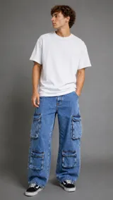 Pantalón cargo de denim en color azul, de corte ancho y holgado, con múltiples bolsillos grandes con solapa en los laterales de las piernas.