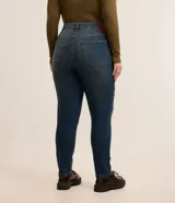 Pantalón de jeans skinny con lavado dirty, tiro alto, trabillas, cierre tradicional con botón interno para ajuste y bolsillos.