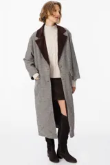 Tapado de corte recto con estampado de pata de gallo en tonos gris y marrón. Presenta solapas anchas en contraste de pana color chocolate, cierre frontal con botones y bolsillos laterales amplios.