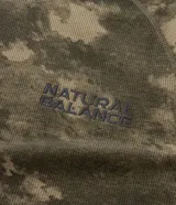 Remera de manga larga confeccionada en tejido waffle con textura. Presenta diseño camuflado en tonos verdes y estampa frontal con lettering Natural Balance.