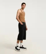 Musculosa masculina de cuello redondo, confeccionada en tejido acanalado de algodón con mezcla de poliéster y elastano. Diseño básico sin estampa, ideal para uso diario.