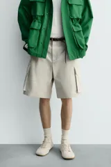 Bermuda cargo de algodón color beige claro, con corte relajado, bolsillos laterales de parche con solapa y bolsillos traseros de vivo.