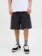 Short cargo negro de Jack & Jones, corte holgado, con múltiples bolsillos delanteros, traseros y laterales.