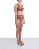 Calzón de bikini tiro alto con estampado abstracto en tonos naranja, marrón y negro.