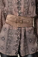 Cinto faja ancho de gamuza color marrón topo, con hebilla metálica dorada y bordes trenzados.