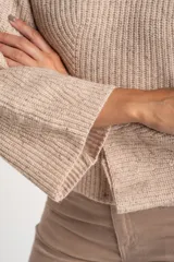 Sweater de punto acanalado color marrón, con cuello alto tipo polera y mangas largas de corte ancho. Posee un diseño oversize confeccionado en mezcla de lana.