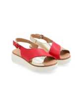 Sandalia Paradise con plataforma blanca, capellada de cuero rojo con detalles en cuero dorado metalizado, y tira ajustable al talón con hebilla metálica.
