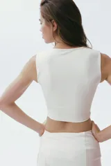 Top deportivo cropped H&M Move en tejido funcional color beige con tecnología SculptMove™ y DryMove™. Presenta escote corazón, soutien incorporado con relleno extraíble y corte ajustado.