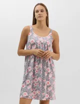 Camisón corto de tejido soft con estampado floral en tonos rosados sobre base gris, tirantes anchos, escote redondo con detalle plisado y aplicación de puntilla.