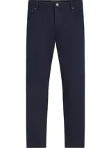 Pantalón de vestir azul marino, de corte recto, con bolsillos laterales y traseros. Se ajusta a la cintura con cinturón de cuero marrón.
