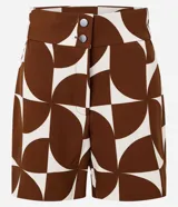 Short de sastre femenino con estampado geométrico en tonos marrón y blanco. Presenta cintura estructurada, cierre delantero con dos botones metálicos y bolsillos traseros funcionales. El modelo es recto y el tejido de crepé proporciona una caída firme y cómoda.