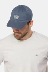 Gorro con visera de lona azul marino, con parche rectangular bordado en el frente.
