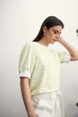 Remera de algodón con estampado de rayas horizontales en color verde claro sobre fondo blanco, con mangas cortas abullonadas y puños lisos.