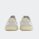 Championes Veja Volley blancos con logo lateral en gris claro. Fabricados con piel y materiales textiles con forro de poliéster reciclado, plantilla de goma Amazon, EVA orgánica y algodón orgánico, y suela de goma Amazon combinada con goma sintética. Cordones de algodón orgánico.