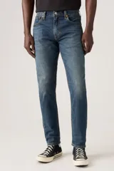 Jean Levi's modelo 512 Slim Taper Performance en color azul, con diseño de corte ajustado y botamanga cónica.