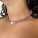 Collar de cuentas de vidrio de colores con detalles de cristal transparente checo y perlas de río naturales.