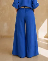 Pantalón azul francia de lino, de corte ancho y tiro alto, con cintura elástica y diseño fluido.