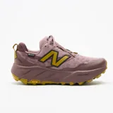 Championes de trail running New Balance Fresh Foam X Hierro v8 GORE-TEX, color malva con detalles en verde oliva y suela Vibram.