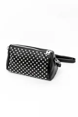 Cartera bandolera negra de formato cilíndrico, completamente cubierta de tachas plateadas en forma de corazón. Cuenta con cierre superior y correa ajustable.