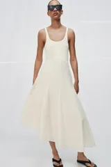 Vestido largo color blanco de algodón, con escote redondo, tirantes anchos y bajo asimétrico con godets.