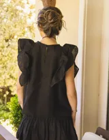 Blusa negra de lino con mangas con vuelo y pespuntes a contratono.