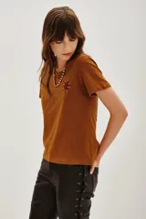 Remera de algodón color marrón con estampa gráfica en la espalda que incluye manos, un ojo y la frase 'Trust your intuition, your fate is in your hands'.