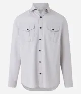 Camisa verde militar de manga larga en sarga de algodón, con cuello clásico, cierre frontal abotonado y dos bolsillos con solapa abotonada en el pecho.