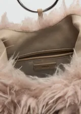 Bolso de mano de efecto pelo en color tostado, con diseño triangular, asa de hombro integrada y detalle de aro metálico frontal.