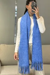 Bufanda de tejido grueso y suave, color blanco, con diseño de flecos en los extremos.