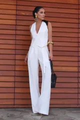 Pantalón de vestir blanco de corte recto y tiro alto, con pinzas delanteras, hebilla en la cintura y bolsillos laterales.