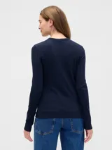 Remera de manga larga confeccionada en tejido rib, con cuello redondo y ajuste al cuerpo.