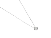 Collar de cadena de eslabones finos de acero plateado con un dije colgante de forma hexagonal, pavonado con pequeñas piedras de circonia brillantes.