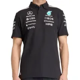 Remera polo Adidas de manga corta en color negro, parte de la colección Mercedes-AMG Petronas Formula 1. Cuenta con cuello camisero, cierre frontal con botones y múltiples logos de patrocinadores estampados en el pecho y las mangas. Incluye las icónicas tres tiras de Adidas en los hombros en color gris.