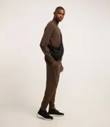 Pantalón deportivo masculino liso color negro, con ajuste elástico en la cintura y bolsillos laterales.