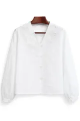 Blusa blanca de lino con bordado de flores, cuello en V y mangas largas abullonadas.