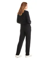 Pantalón estilo jogger de textura suave, con cintura elástica y bolsillos laterales funcionales. Presenta una silueta de pierna recta con caída relajada.