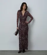 Vestido midi de manga larga confeccionado en tule con estampado animal print. Presenta un escote en V profundo, corte ajustado al cuerpo y diseño con transparencia.