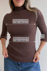 Media polera de tejido acanalado en color crema, con cuello alto y terminaciones con borde ondulado. Cuenta con un interior suave y cálido, ideal para los días fríos.