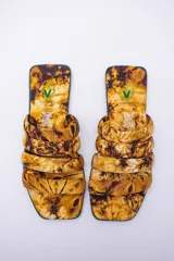 Sandalias planas con capellada de algodón estampada con diseño batik en tonos rosa y negro. Suela de neumáticos reciclados.