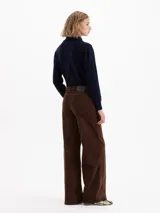 Pantalón de corte wide leg confeccionado en corderoy color celeste, con tiro medio y diseño de cinco bolsillos.