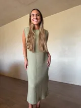 Vestido midi de punto vanizado, confeccionado con hilo de algodón y lurex dorado, sin mangas, con cuello redondo y diseño holgado.