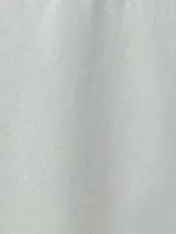 Pollera larga de jean blanca, corte recto con volado en el ruedo.