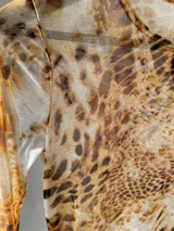 Body de tul ajustado con estampado animal print, escote redondo y mangas largas.