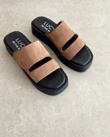 Sandalias negras de cuero vacuno con plataforma y tiras regulables con velcro.