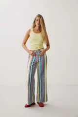 Pantalón wide leg de denim con diseño de rayas verticales multicolor en tonos amarillo, rojo y azul.
