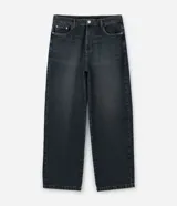 Pantalón jean de corte super baggy, color azul oscuro con efecto lavado, confeccionado en algodón. Presenta un diseño holgado de tiro alto, con bolsillos laterales y traseros, destacando un detalle de estrella aplicado en uno de los bolsillos posteriores.