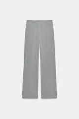 Pantalón recto gris de tiro medio con cintura elástica en la espalda, bolsillos delanteros de vivo y cierre frontal con cremallera, botón interior y gancho.