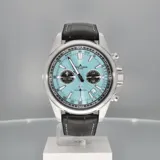 Reloj cronógrafo Jacques Lemans modelo Liverpool con caja de acero inoxidable, esfera color celeste y subesferas negras. Cuenta con correa de cuero negro con costuras blancas y cierre de hebilla.